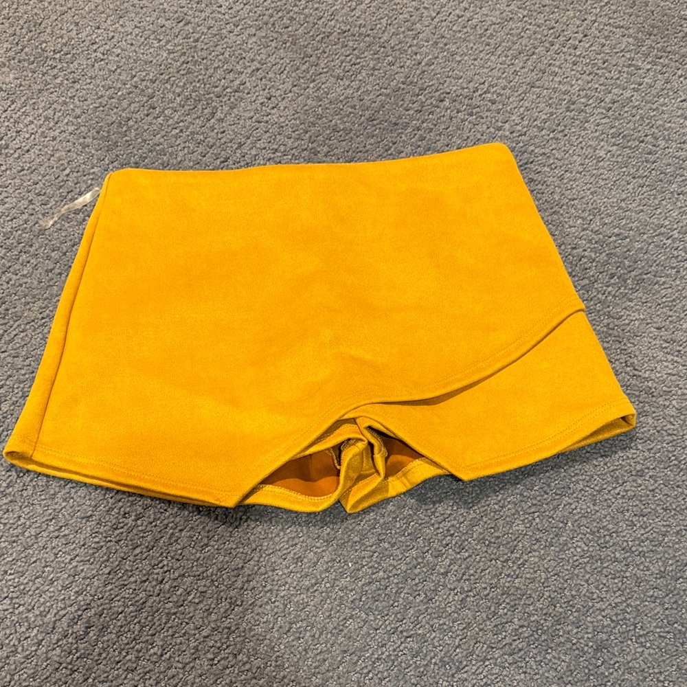 Blue Blush Vibrant Yellow Skort
